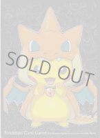 デッキシールド メガリザードンXのポンチョを着たピカチュウ